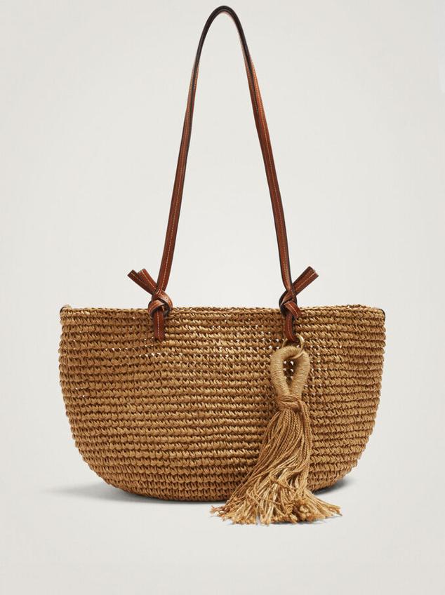 El capazo más rígido convive con otros diseños más flexibles como este bolso. Las borlas ponen el toque especial a un accesorio imprescindible. Bolso de rafia de Parfois (25,99 euros)