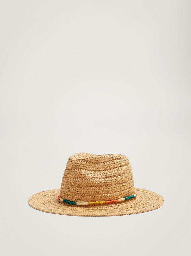 Una simple tira con bordados de colores puede cambiar por completo el sombrero de rafia más básico. Sombrero de Parfois (17,99 euros)