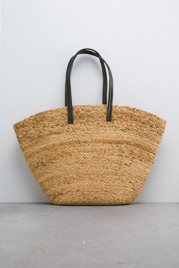 Si eres de las que se lleva la casa entera para ir a la playa, aquí está el bolso que necesitas. Un capazo con asas de cuero en tamaño maxi, con el que no tendrás problemas de espacio. Bolso de rafia de Zara (25,99 euros) 
