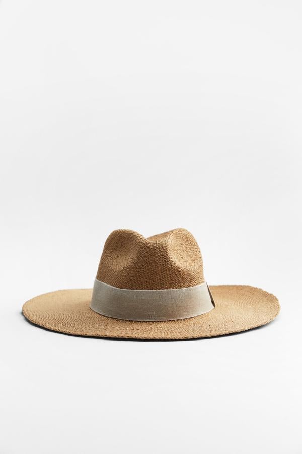 Y si lo que buscas es un sombrero que te protega del sol, este es el diseño que necesitas. Una propuesta con ala ancha con la que estarás completamente cubierta en la playa. Sombrero con tira blanca de Zara (25,99 euros)