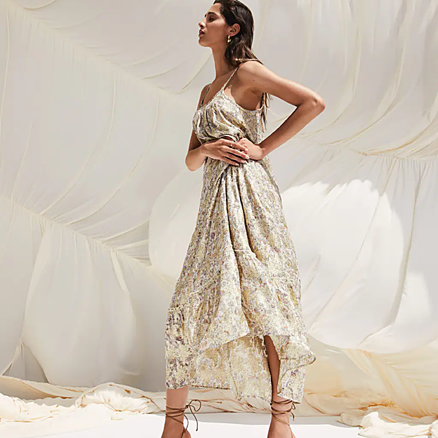 Imagen principal - Este es el vestido de fiesta más espectacular de la nueva temporada ¡Y ya tiene lista de espera en Mango!