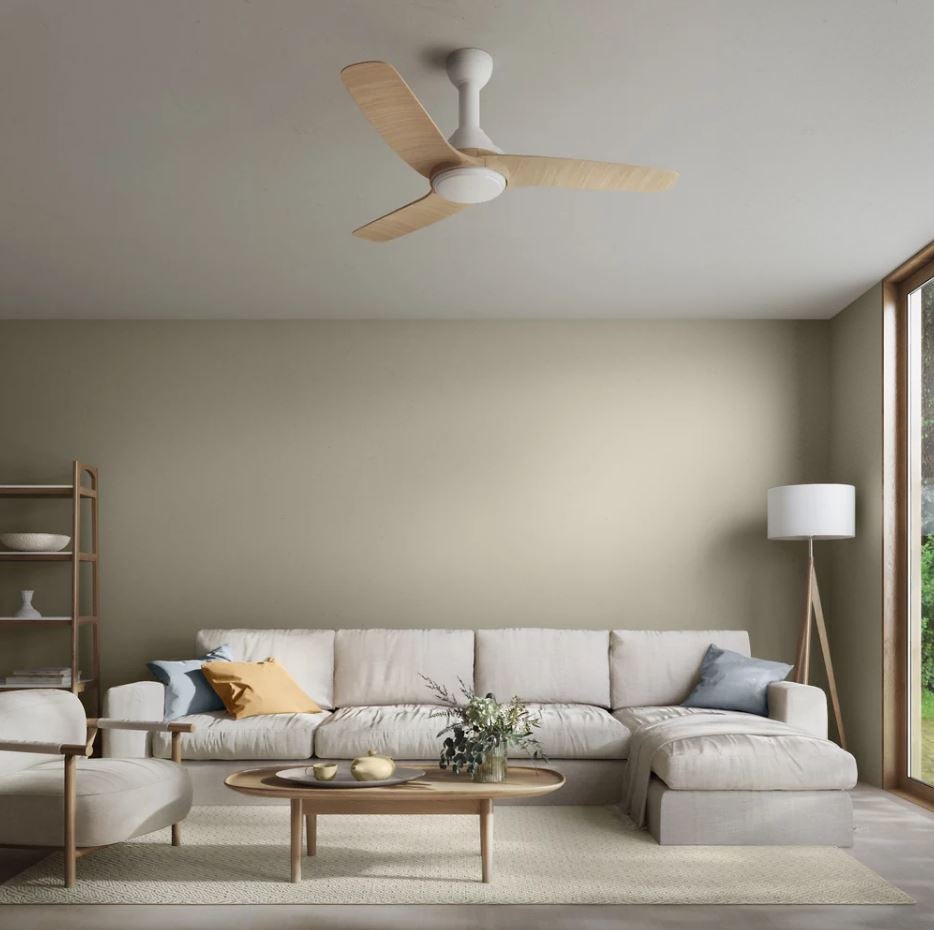 El ventilador de techo con luz motor DC INSPIRE Wilma está rebajado a 144 euros en Leroy Merlin y, además de una gran eficiencia energética, es ideal para iluminar y enfriar el aire en habitaciones de más de 20 m². Tiene mando a distancia incluido para ajustar la intensidad de la ventilación entre 6 velocidades, así como programar el tiempo deseado. Se puede configurar la intensidad de iluminación y la temperatura conforme a tus necesidades y tiene función invierno/verano.  Cómpralo aquí