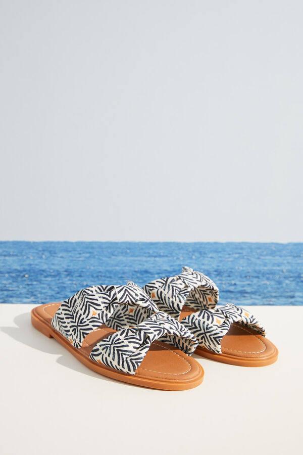 En Women’Secret encontrarás estas chanclas de color blanco con un estampado étnico.