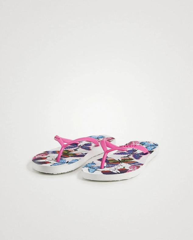 Estas chanclas de Desigual tienen unas tiras de color fucsia con el logo de la marca en relieve.