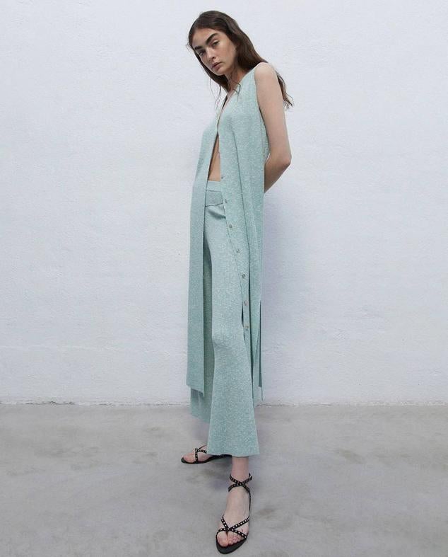 Pantalón culotte en tejido de punto canalé con tiro alto, cintura con goma elástica y pernera amplia, color azul, de Sfera. Cuesta rebajado 11,99 euros.