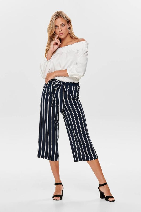Pantalón culotte de tejido ligero con estampado de rayas, tiro alto, cintura elástica con detalle de lazada para anudas y dos bolsillos, de Springfield. Está rebajado a 13,50 euros.