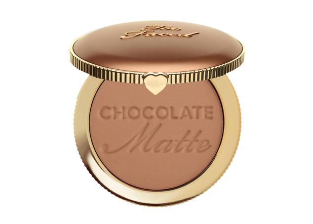 El Chocolate Soleil Bronzer de Too Faced es un bronceador elaborado con cacao en polvo.  Cómpralo aquí