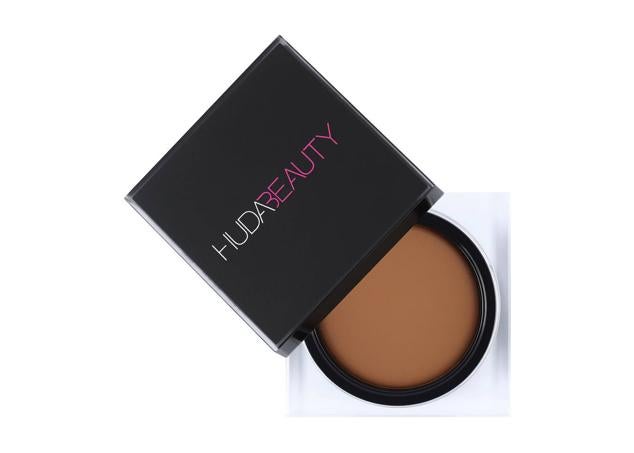 Los polvos bronceadores de Huda Beauty están elaborados con pigmentos intensos que ayudan a definir el contorno.  Cómpralo aquí