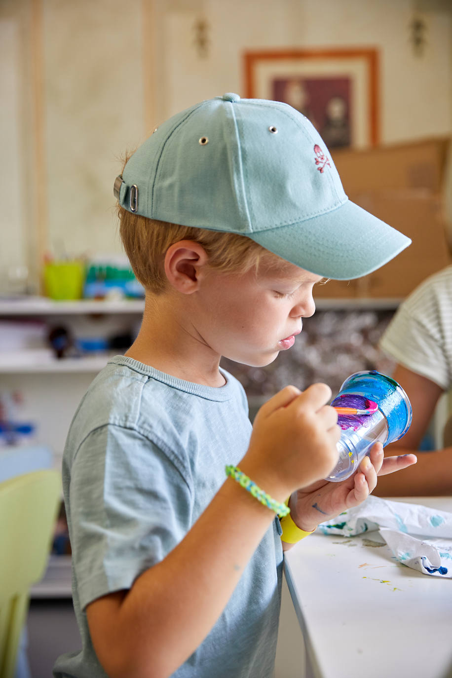 En ellos tuvieron la oportunidad de jugar con materiales naturales como piedras, y reciclados como vasos de plástico y hueveras.