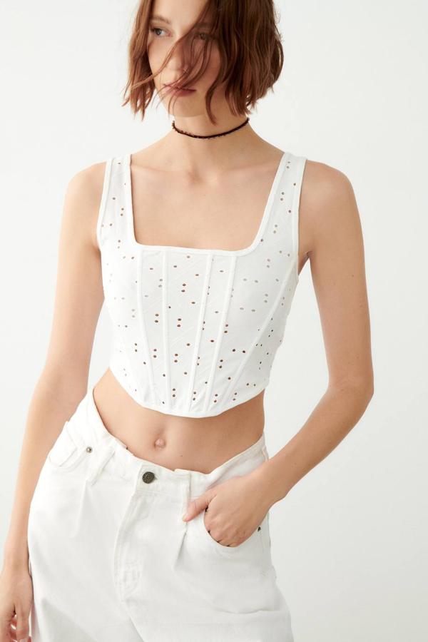 Corsé jacquard con tirantes anchos, escote cuadrado, ballenas y tejido perforado, color blanco, de Zara. Está disponible con descuento a 7,99 euros.