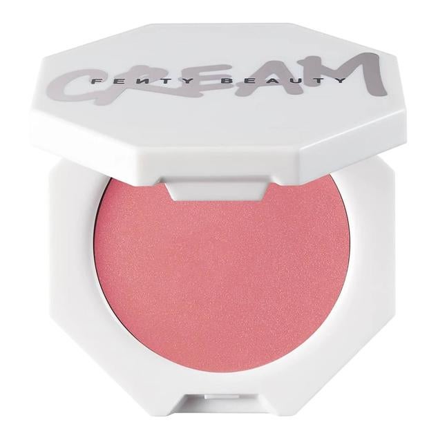 Cheeks Out Freestyle de Fenty Beauty es un colorete en crema super natural con fórmula ligera y transparente que se funde con la piel y no parcha ni se desvanece, ya que es resistente al agua. Aunque, no crea una película grasa, se desliza a la perfección y obtiene un rubor uniforme y natural, sin alterar el maquillaje. Cómpralo aquí