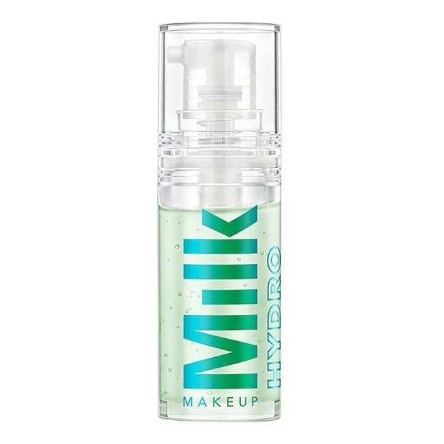 El Hydro Grip de Milk es un primer en gel que deja una textura ligeramente pegajosa capaz de adherir el maquillaje, alargando su fijación y mejorando su apariencia natural. Está formulado con cannabis, agave azul, aloe vera, ácido hialurónico y vitaminas B que hidratan, rellenan y tersan el cutis. Cómpralo aquí