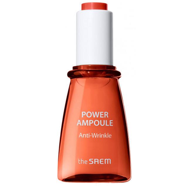 Power Ampoule Anti-Wrinkle de The Saem se trata de un sérum concentrado con efecto lifting que reafirma, estira, tersa y corrige las arrugas y líneas de expresión, mientras devuelve la vitalidad a la tez. Está formulado con dos tipos de ácido hialurónico, ocho péptidos, adenosina estimuladora del colágeno, pantenol, ceramidas, niacinamida, centella asiática, aceites y extractos de plantas que, en conjunto, dejan una piel absolutamente perfecta. Cómpralo aquí