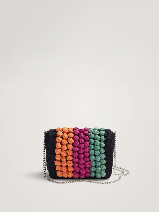 Bolso bandolera en tejido de crochet con asa de cadena metálica, solapa con detalles en relieve multicolor y cierre de imán, de Parfois. Cuesta con descuento 17,99 euros.