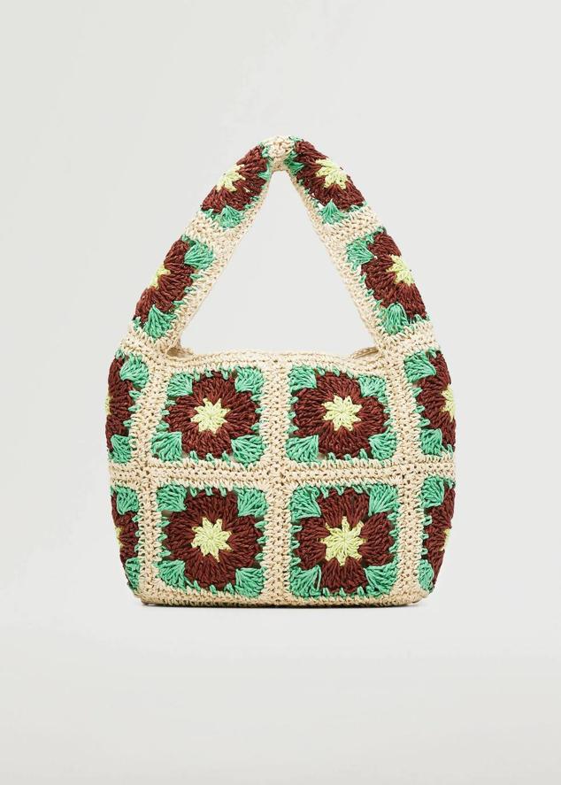 Bolso de crochet mediano con diseño cuadrado, asa de hombro ancha, forro y motivos florales, en beige, marrón y verde, de Mango. Encuéntralo en rebajas a 19,99 euros.
