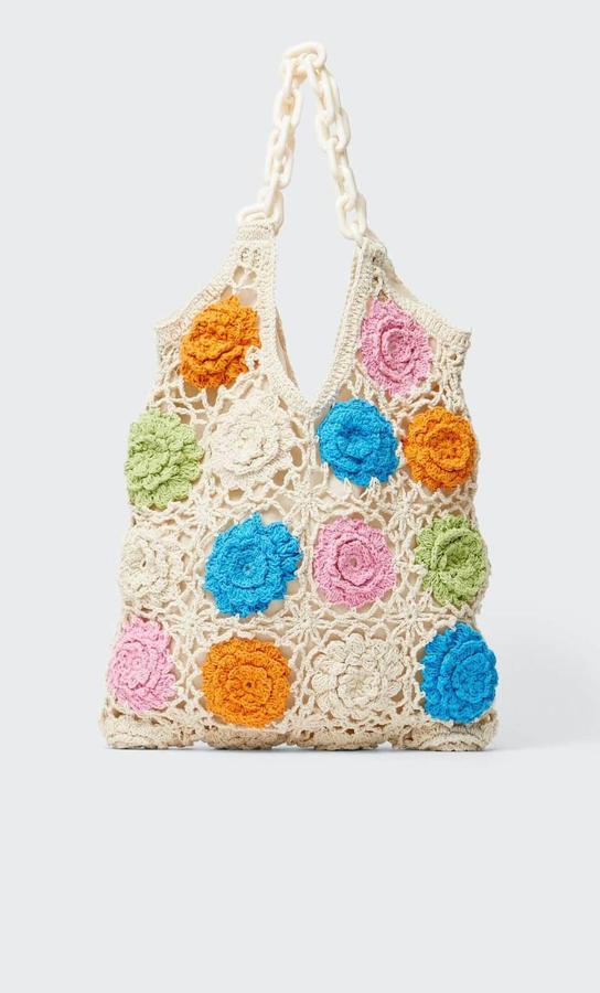 Bolso saca grande en tejido de crochet con flores en relieve, forro en combinación y asa de cadena a tono, de Stradivarius. Cómpralo rebajado por 15,99 euros.