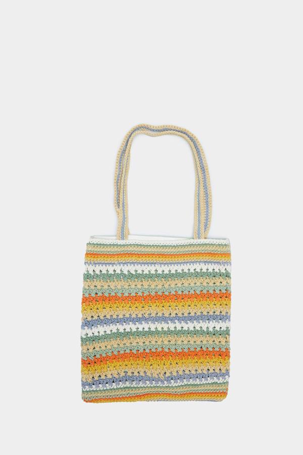 Bolso shopper cuadrado en tejido de crochet con motivos a rayas multicolor y doble asa de hombro, de Springfield. Lo encontrarás en rebajas a 17,99 euros.