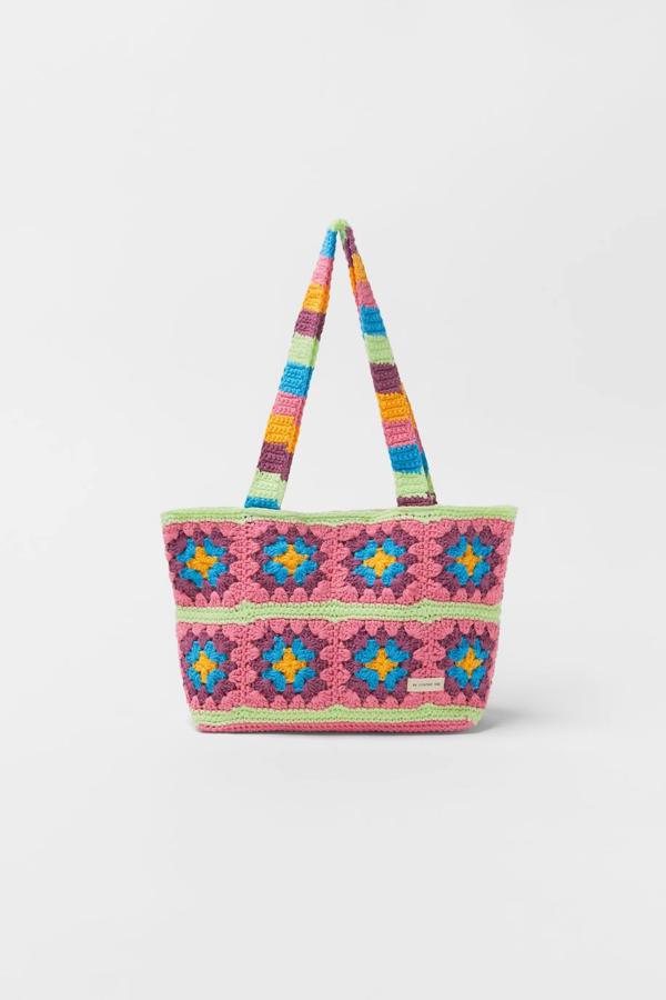 Bolso shopper en tejido de crochet con hilos multicolor, doble asa cierre magnético, de Zara Kids. Lo puedes comprar rebajado a 15,99 euros.