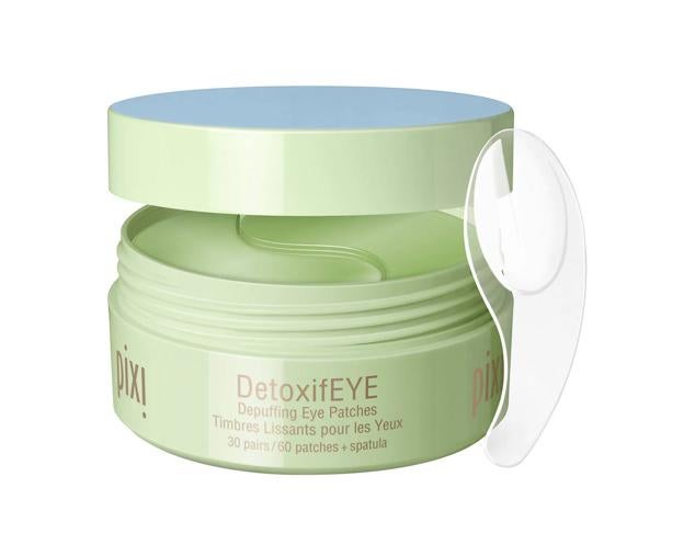 Los Detoxifeye Eye Patches de Pixi calman y nutren gracias a que entre sus ingredientes se encuentran el pepino y el oro.  Cómpralo aquí