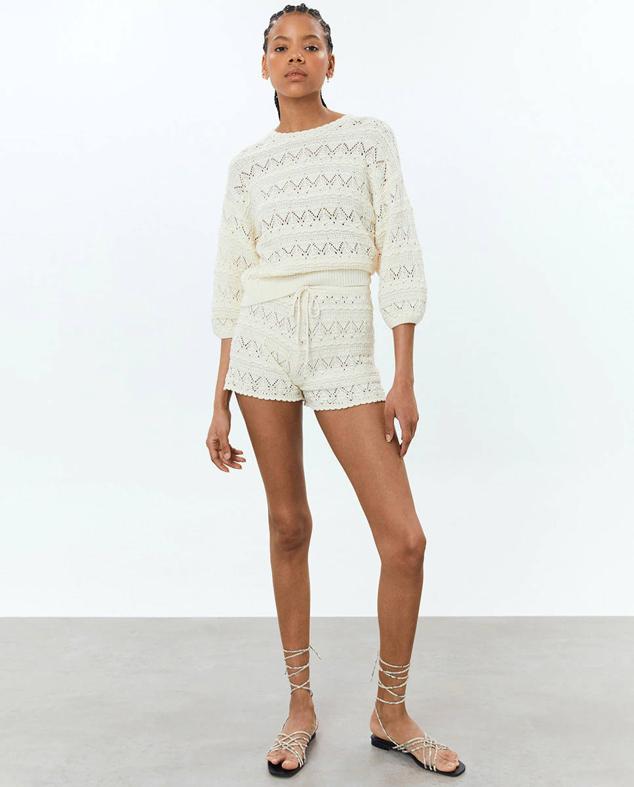 Este modelo de Sfera en color beige cuenta con unos cordones para anudar en la cintura.