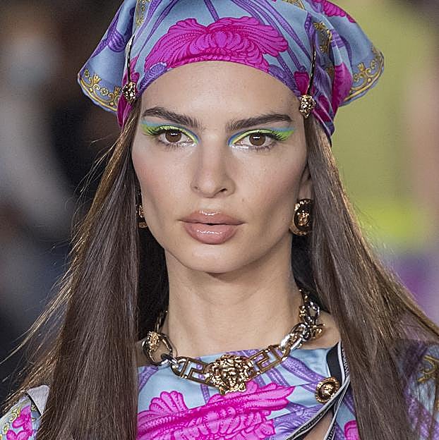 Imagen principal - Consigue una melena perfecta como la de Emily Ratajkowski con la Glow Mask para cabello teñido, de Authentic Beauty Concept (38,75 €) y el acondicionador en seco Young Again de Kevin Murphy (28 €).