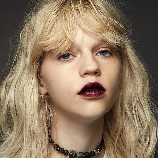 Imagen principal - Copia las melenas grunge más rebeldes con el champú Blond Absolu Bain Lumière de Kérastase (25 €) y la Hair Rituel Masque Purifiant para antes del lavado de Sisley (54,95 €).