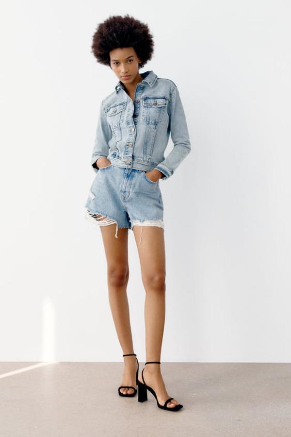 Cazadora con cuello solapa y manga larga, bolsillos delanteros con solapa y detalles de rotos. Cierre frontal con botones metálicos y color azul claro. Precio: 15,99 euros.