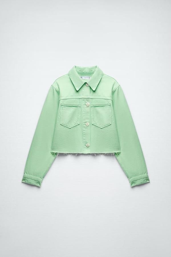 Cazadora con cuello solapa y manga larga con bolsillos delanteros. Bajo acabado sin costura y cierre frontal con botones. Precio: 17,99 euros.