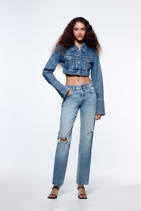 Cazadora corta de cuello solapa y manga larga acabada en maxi puño. Bolsillos de plastrón con solapa en delantero. Cierre frontal con botones metálicos. Precio: 15,99 euros.