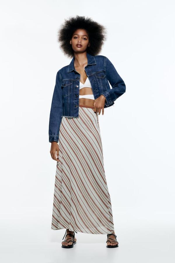 Chaqueta corta de cuello solapa y manga larga acabada en puño. Bolsillos con solapa y botón en delantero. Bajo acabado sin costura y efecto lavado. Cierre frontal con botones metálicos. Precio: 19,99 euros.