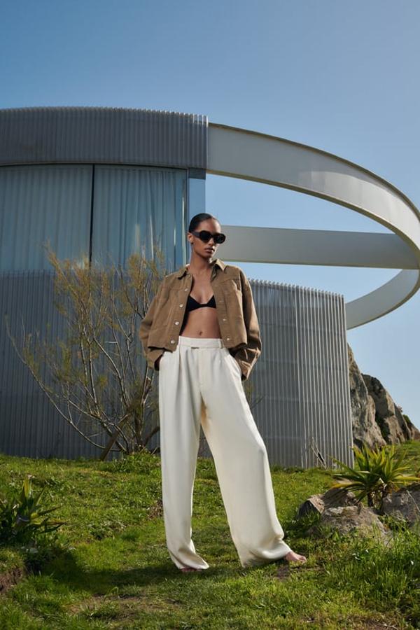 Sobrecamisa corta de cuello solapa y manga larga acabada en puño. Bolsillos de plastrón en delantero y cierre frontal con botones. Precio: 19,99 euros.