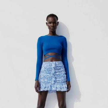 Imagen secundaria 1 - Una mini de flores le dará un toque alegre y rejuvenecedor a tus look