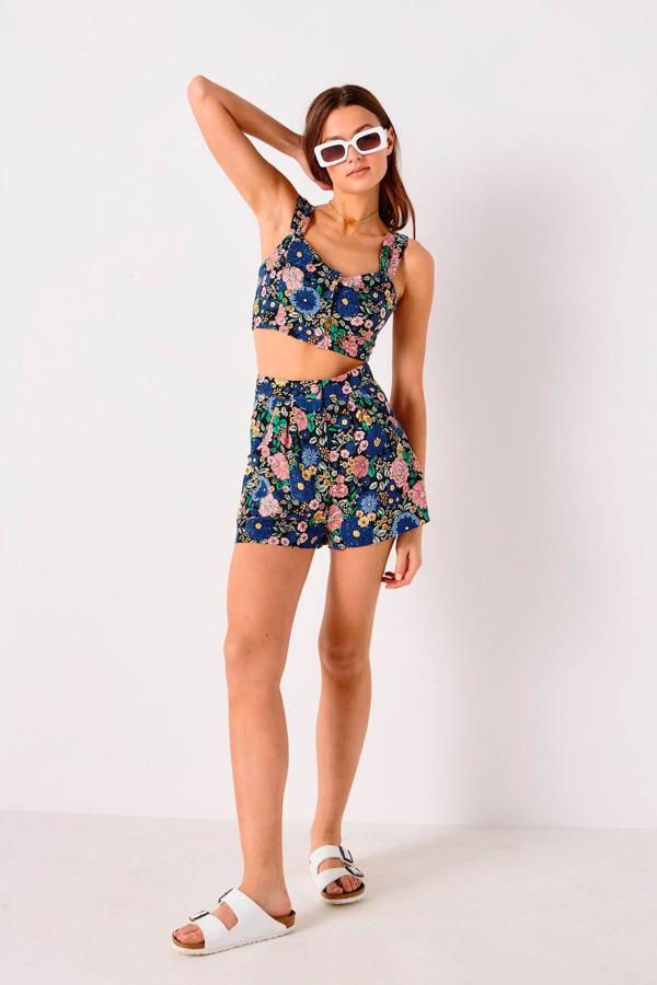Shorts de lino con estampado de flores azul, rosa, amarillo y verde, talle alto, detalle de pinzas, bolsillos laterales y pernera amplia. Cuestan 24,99 euros, con descuento. Cómpralo aquí