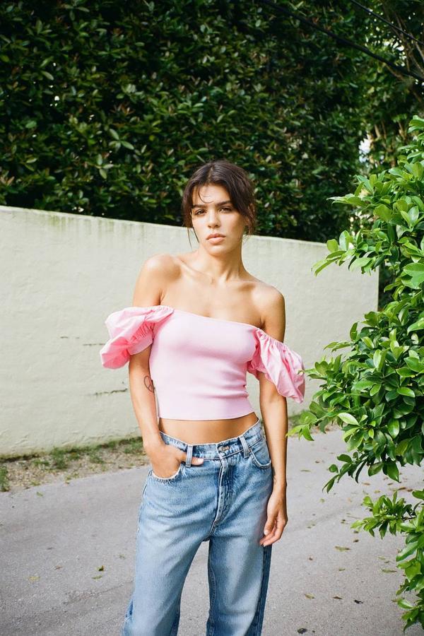 Top en tejido combinado con cuerpo de punto, escote recto, manga corta abullonada y lazada en la espalda, rosa, de Zara. Encuéntrala rebajada a 9,99 euros.