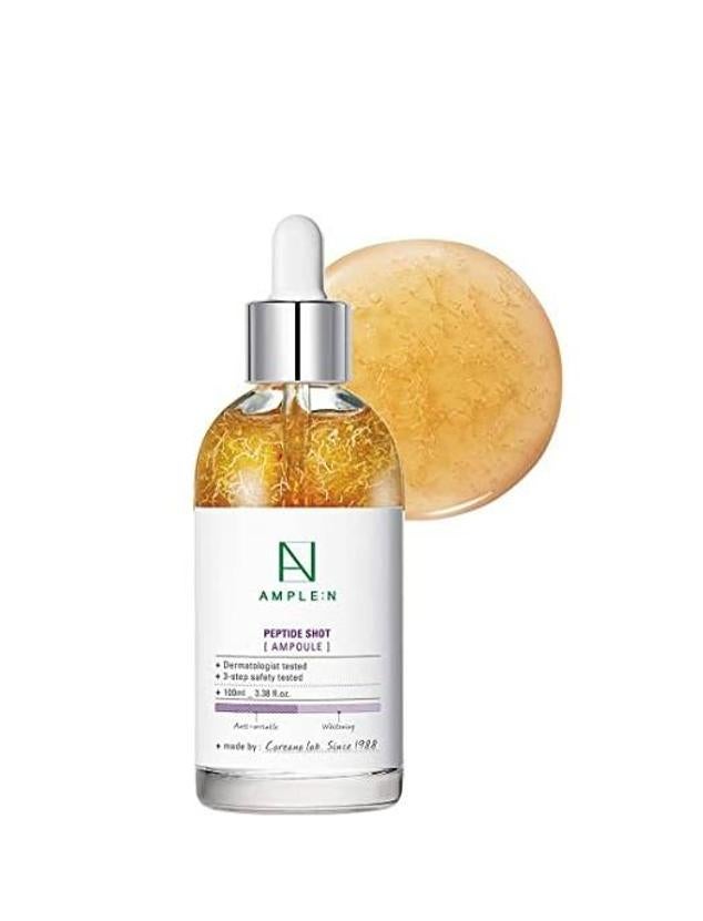 Peptide Shot Ampoule de AMPLE:N es una ampolla rellenadora, reafirmante y potenciadora de la elasticidad cargada de péptidos que aumentan la síntesis y producción de colágeno y elastina para estirar y levantar la piel, mientras redensifican e incluso incluye un tipo con efecto bótox instantáneo. La adenosina ayuda a hacer más eficaz esta labor, junto al ácido glicólico y láctico que favorecen la regeneración celular, el extracto de perla, la niacinamida y el pantenol reparador. Cómpralo aquí