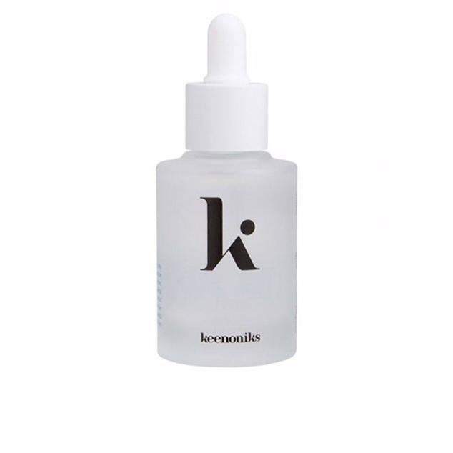 La Fundamental Hydrating Ampoule Booster de Keenoniks es una ampolla profundamente hidratante que recupera la elasticidad, densidad, tersura y rellana las arrugas y líneas de expresión, mientras revitaliza el aspecto aportando luminosidad. Está formulada a base de agua de glaciar canadiense repleta de minerales e iones que hacen que la tez se vea radiante, además de ácido hialurónico en dos tipos de diferente peso molecular, pantenol, N-acetilglucosamina que promueve la producción de ácido hialurónico natural, niacinamida, algas, adenosina y proteoglicanos. Cómpralo aquí