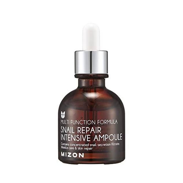 Snail Repair Intensive Ampoule de Mizon se trata de una fórmula multifunción antienvejecimiento que regenera y transforma la piel para que luzca y funcione como muchos años más joven. Aumenta la producción de colágeno y elastina, corrigiendo el daño y mejorando la firmeza, elasticidad y aspecto de las arrugas, así como marcas y manchas. Todo, gracias a un 80% de mucina de caracol, factores del crecimiento epidérmico redensificantes, péptidos reafirmantes, adenosina, ácido hialurónico, pantenol y loto. Cómpralo aquí
