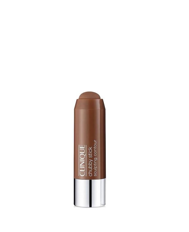 Chubby Stick Sculpting Contour de Clinique es un bálsamo en stick, ligero, luminoso, fundente y modulable que aporta volumen, esculpe y crea calidez en el cutis, además de realzar el brillo de la piel. Es una fórmula libre de aceite, tiene un aplicado preciso y se mantiene intacto durante horas en el rostro, sin moverse ni parchear. Cómpralo aquí