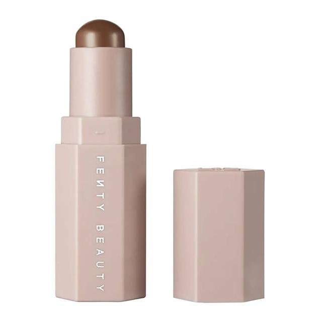 Match Stix Matte Contour de Fenty Beauty es una barra cremosa que perfecciona y realza pómulos, nariz, mejilla, mandíbula y frente con gran precisión y fácil aplicación. Tiene acabado mate natural que no reseca la piel ni extrae el brillo. Se puede modular y no arrastra el maquillaje y resiste con el paso de las horas sin parchear. Cómpralo aquí