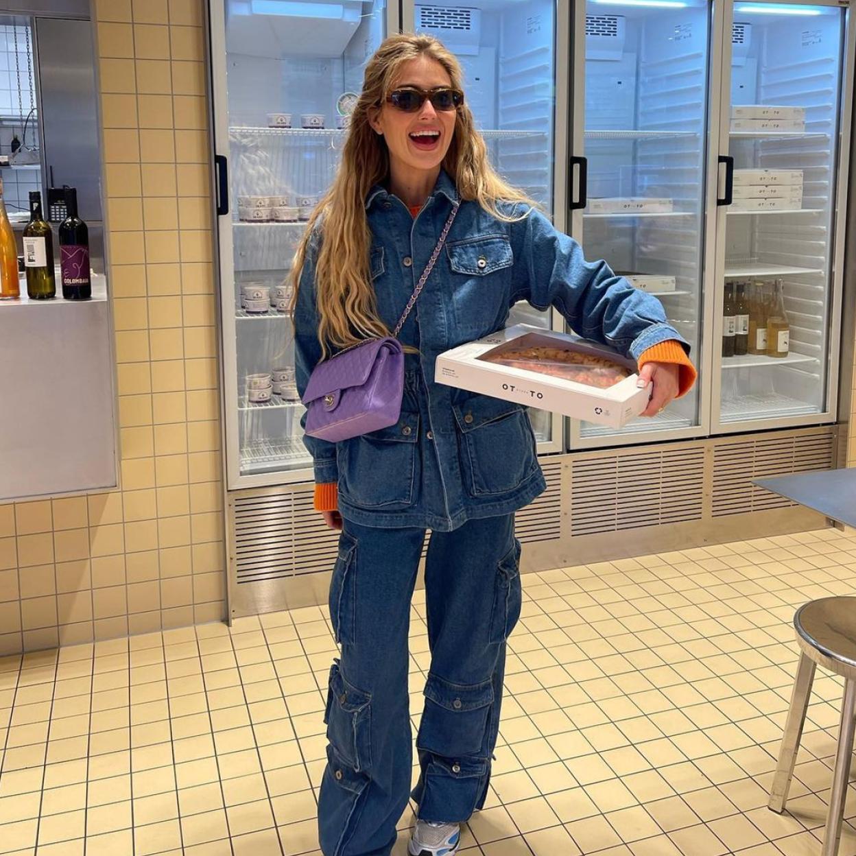 La influencer Emili Sindlev sabe cómo llevar los pantalones cargo para que favorezcan al máximo. 