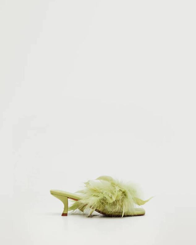 En Mango hemos encontrado estas sandalias de piel en color verde pastel que tienen un diseño destalonado.