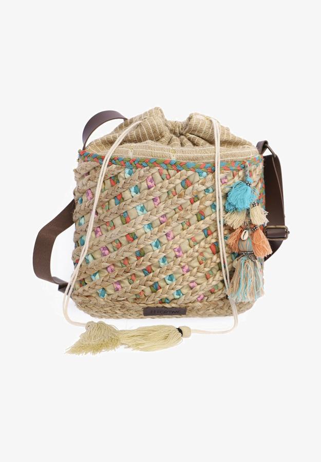 Confeccionado en yute, posee unos llamativos detalles de borlas que hacen que sean únicos. Su material trenzado también le da un toque muy veraniego, además del estampado multicolor con diferentes relieves. Es de For Time. Precio rebajado: 29,99 €.