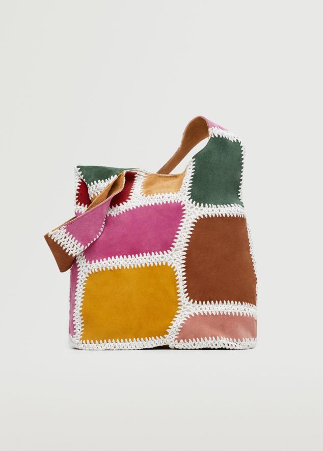 Confeccionado en piel de bovino, tiene un bonito diseño patchwork. Destacar su tamaño grande en el interior y el estampado multicolor, además de las costuras en contraste, el asa corta y su cierre de botón. Es de Mango. Precio rebajado: 59,99 €.