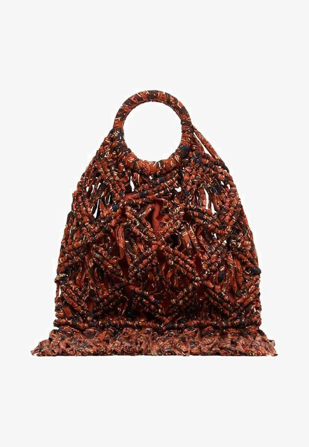 Espectacular diseño en el que destacan los detalles de flecos de borlas, con un estampado en varios colores de material trenzado de algodón. Sin duda, puede ser uno de los bolsos que presentamos más originales de todos. Es de Mango. Precio: 29,99 €.