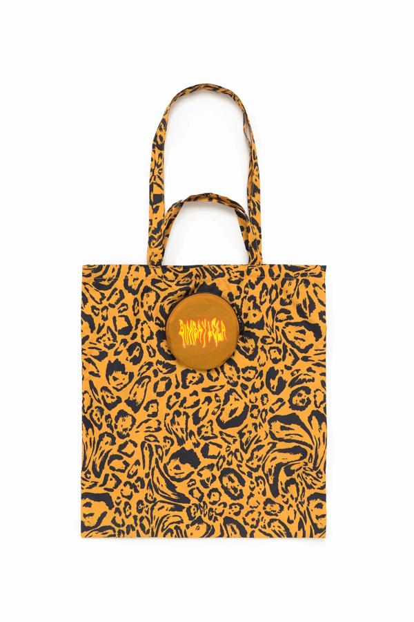 Bolso plegable pequeño en print Liquid Animal. Tiene un llavero en color mostaza, también incluye bolsa protectora en el mismo, además del logo de la marca con un llamativo estampado. Es de Bimba y Lola. Precio rebajado: 23 €.