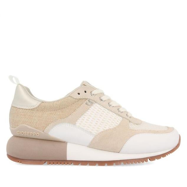 Estas zapatillas combinan piel beige y piel blanca con varios tejidos de toques de fantasía. Suela redondeada de aspecto orgánico con ligera cuña de 3 cm y una plantilla que da confort. Son de Gioseppo. Precio rebajado: 38,95 €.