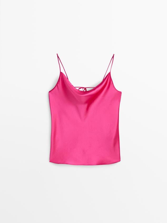 Este drop drapeado en color fucsia está confeccionado en tejido 100% seda morera. Además, el tejido fluido de acabado en satinado es precioso, destacando por encima de todo sus tirantes finos. Es de Massimo Dutti. Precio: 49,95 €.