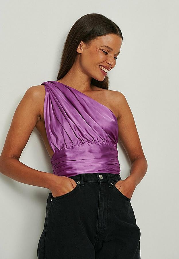 De color morado y material poliéster, este top da un toque de elegancia tremendo a todo aquella que lo lleva. El llevar los hombros descubiertos hace que sean claves para este verano. Es de NA-KD. Precio: 39,95 €.