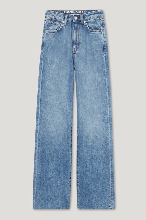 Jeans estilo loose, de tiro alto y con perneras muy acampanadas de un largo normal. El cierre es con botones y cremallera. Posee un diseño con efecto de teñido. Son de C&A. Precio rebajado: 12,99 €.