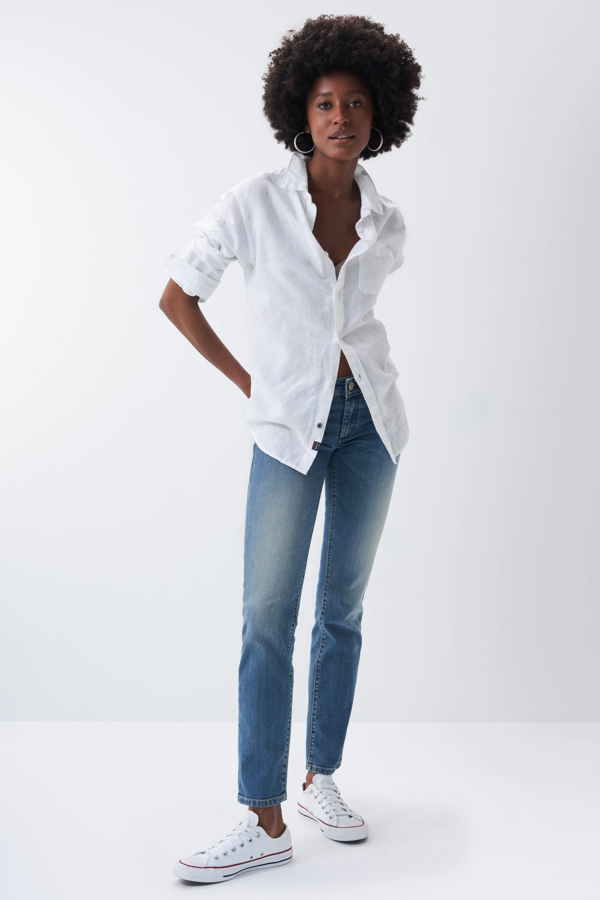 Vaqueros push up de pierna cropped slim. Ideales ya que tienen cintura media. Además, el cierre es con botón y cremallera, y posee cinco bolsillos. Son de Salsa. Precio rebajado: 59,95 €.